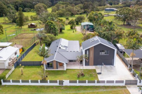 Coastal-Country Family Haven in Currumbin Pool Spa